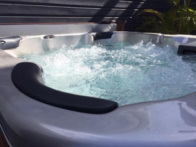 Apartmán Le Flamboyant Avec Piscine Chauffee 30° Et Jacuzzi Saint-André Exteriér fotografie